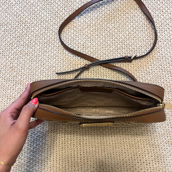 Michael Kors purse in great condition - Picture 7 of 11